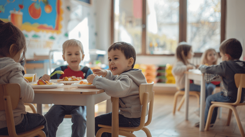 Enfants de 3 à 5 ans à table